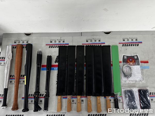 ▲▼被害莊男玩線上博奕欠下600萬遭毆打軟禁，警方在現場查扣大批刀械             。（圖／記者陳以昇翻攝）