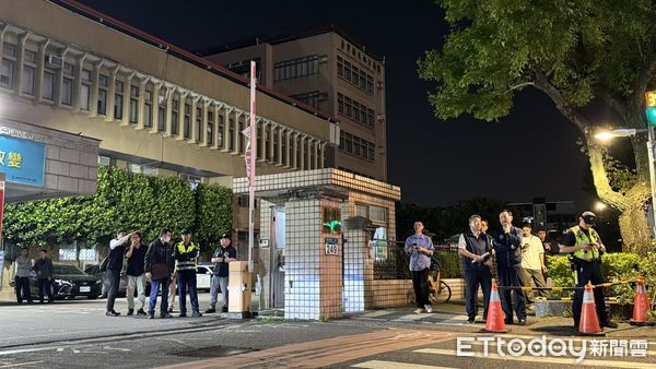▲▼快訊／國民黨部遭搜索2人移送　支持者聚集新北檢！四叉貓現身直播。（圖／記者陳以昇攝）