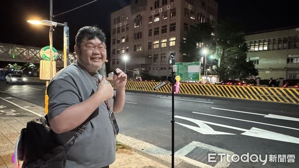 ▲▼快訊／國民黨部遭搜索2人移送　支持者聚集新北檢！四叉貓現身直播。（圖／記者陳以昇攝）