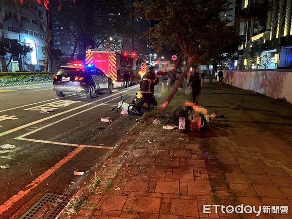 ▲▼台南轎車「連撞3車」肇逃！機車倒地狂噴白煙　2傷送醫。（圖／記者林東良翻攝）