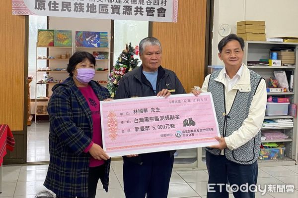 ▲林業保育署南投分署分署長李政賢頒發黑熊生態給付獎勵給林姓蜂農外，亦補償其蜂蜜損失及協助修復蜂箱。(資料照)。（圖／林業保育署南投分署提供）