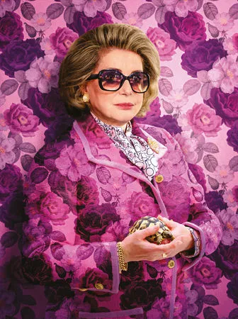 ▲《第一夫人的逆襲》片中展現「時尚老佛爺」卡爾拉格斐 (中) 與第一夫人的好交情。（圖／海鵬提供）