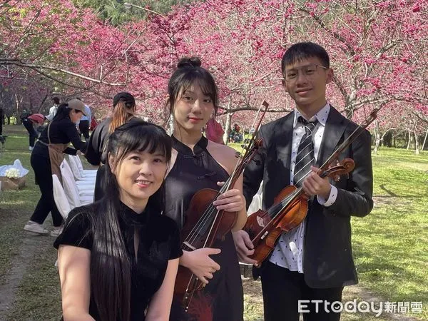 ▲九族文化村今年的紫戀薰衣草活動照例安排了一系列的音樂會，默思樂樂團連續18年應邀演出。（圖／九族文化村提供，下同）