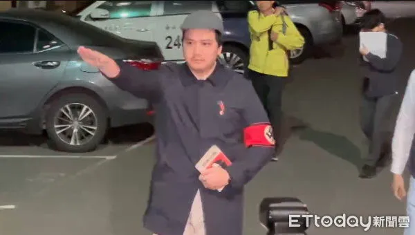 ▲▼罷免李坤城領銜人宋建樑　竟舉納粹手勢、戴「卐」字臂章。（圖／記者陳煥丞攝）