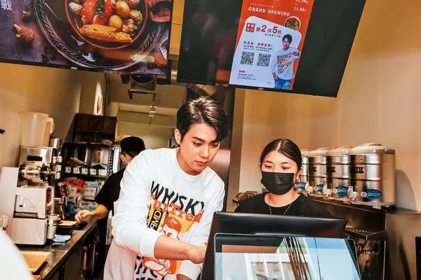 楓流麻辣燙開店初期，李唯楓常駐店裡參與銷售。（翻攝自李唯楓IG）