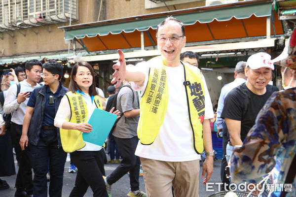 ▲國民黨主席朱立倫出席罷免吳思瑤掃街。（圖／記者林敬旻攝）