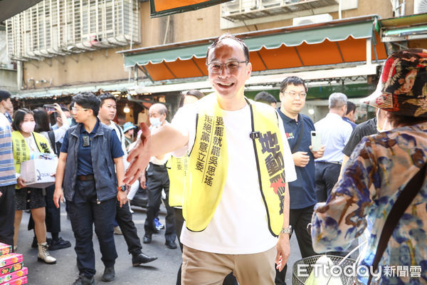 ▲國民黨主席朱立倫出席罷免吳思瑤掃街。（圖／記者林敬旻攝）