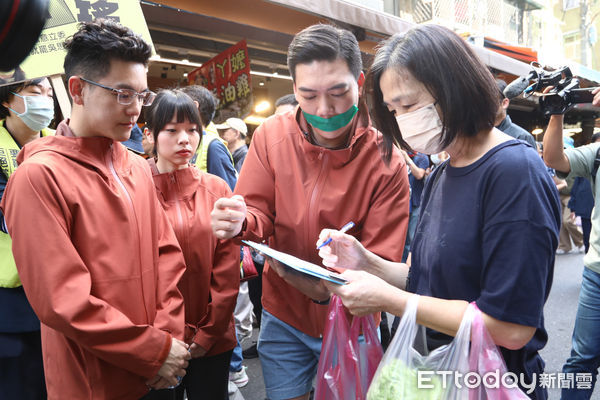 ▲賴苡任嘴貼綠膠帶出席罷免吳思瑤掃街。（圖／記者林敬旻攝）