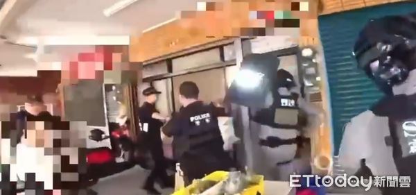 ▲台南市警五分局會同特勤中隊強勢攻堅查獲詐騙集團水房首腦、成員共9人到案，查扣雙B名車2部、機車、作案用金融卡、手機、黑莓卡、筆電、贓款、愷他命、防彈背心等物一批。（圖／記者林東良翻攝，下同）