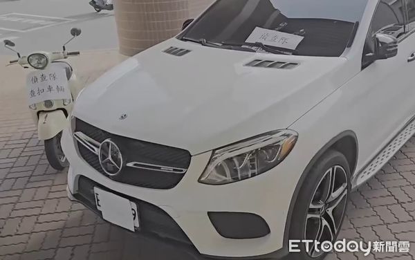 ▲台南市警五分局會同特勤中隊強勢攻堅查獲詐騙集團水房首腦、成員共9人到案，查扣雙B名車2部、機車、作案用金融卡、手機、黑莓卡、筆電、贓款、愷他命、防彈背心等物一批。（圖／記者林東良翻攝，下同）