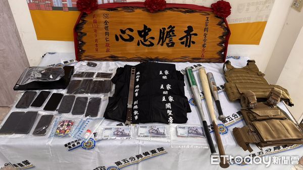 ▲台南市警五分局會同特勤中隊強勢攻堅查獲詐騙集團水房首腦、成員共9人到案，查扣雙B名車2部、機車、作案用金融卡、手機、黑莓卡、筆電、贓款、愷他命、防彈背心等物一批。（圖／記者林東良翻攝，下同）