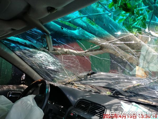 ▲▼金門縣環島北路四段昨日下午發生一起自撞車禍           。（圖／記者林名揚翻攝）