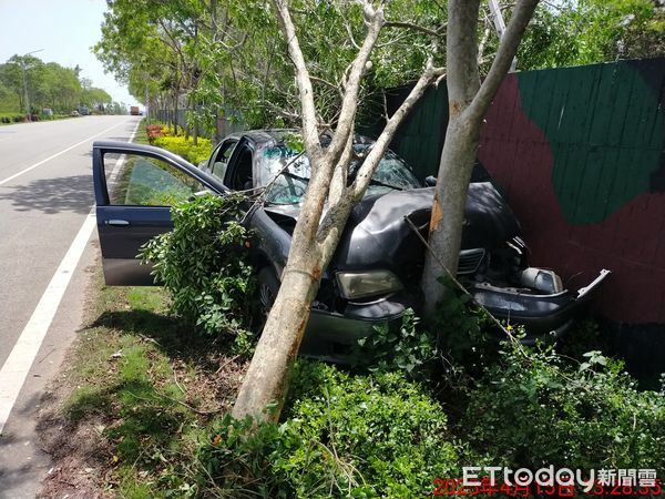 ▲▼金門縣環島北路四段昨日下午發生一起自撞車禍           。（圖／記者林名揚翻攝）