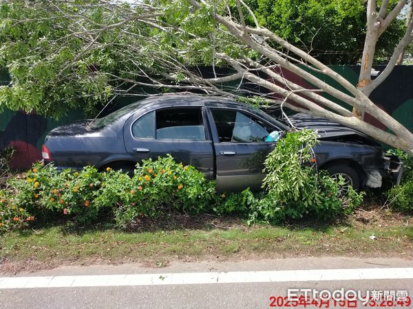 ▲▼金門縣環島北路四段昨日下午發生一起自撞車禍           。（圖／記者林名揚翻攝）