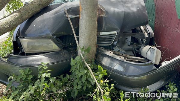 ▲▼金門縣環島北路四段昨日下午發生一起自撞車禍           。（圖／記者林名揚翻攝）