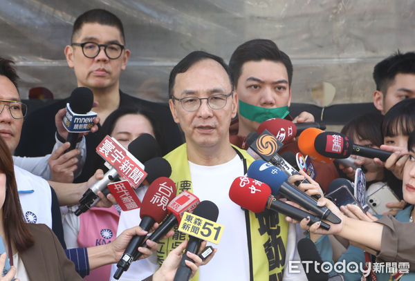 ▲國民黨主席朱立倫、連勝文、賴苡任於罷免吳思瑤掃街後受訪。（圖／記者林敬旻攝）