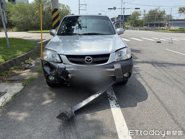 ▲李姓老翁駕休旅車違規左轉肇事後逃逸，白色轎車車毀、2人送醫；休假警追1公里攔下肇逃車。（圖／記者楊永盛翻攝）