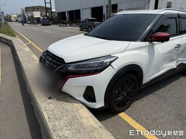 ▲李姓老翁駕休旅車違規左轉肇事後逃逸，白色轎車車毀、2人送醫；休假警追1公里攔下肇逃車。（圖／記者楊永盛翻攝）