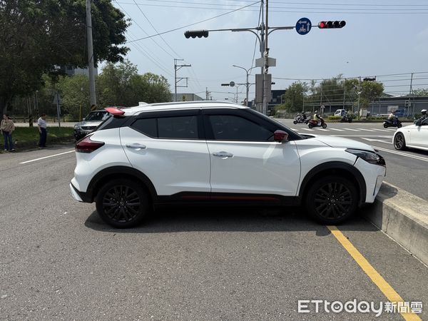 ▲李姓老翁駕休旅車違規左轉肇事後逃逸，白色轎車車毀、2人送醫；休假警追1公里攔下肇逃車。（圖／記者楊永盛翻攝）