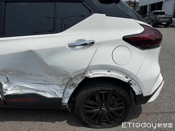 ▲李姓老翁駕休旅車違規左轉肇事後逃逸，白色轎車車毀、2人送醫；休假警追1公里攔下肇逃車。（圖／記者楊永盛翻攝）