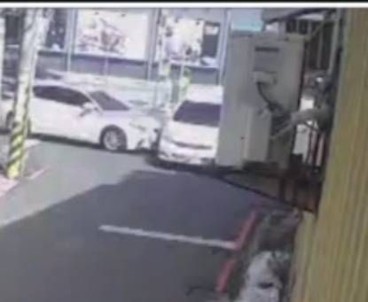 ▲彰化和美鎮車禍，休旅車側翻駕駛落跑。（圖／民眾提供）