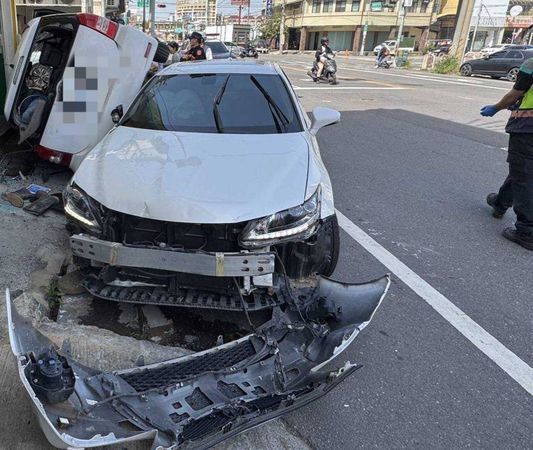 ▲彰化和美鎮車禍，休旅車側翻駕駛落跑。（圖／民眾提供）