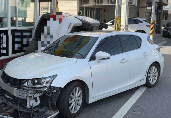 ▲彰化和美鎮車禍，休旅車側翻駕駛落跑。（圖／民眾提供）