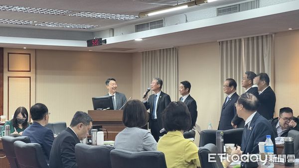 ▲▼立委今於立法院質詢表示，台灣高鐵一列204北上車次14日於板橋過站未停，影響逾150名旅客。（圖／記者周湘芸攝）