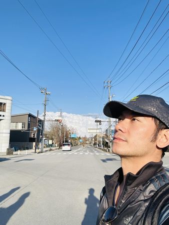 ▲2分鐘前點菜…亮哲東京路邊開視訊會議　街頭講30分鐘：必須賺錢 。（圖／翻攝自亮哲臉書）