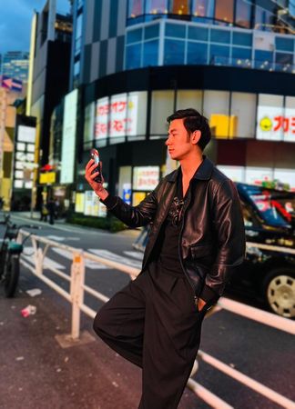 ▲2分鐘前點菜…亮哲東京路邊開視訊會議　街頭講30分鐘：必須賺錢 。（圖／翻攝自亮哲臉書）