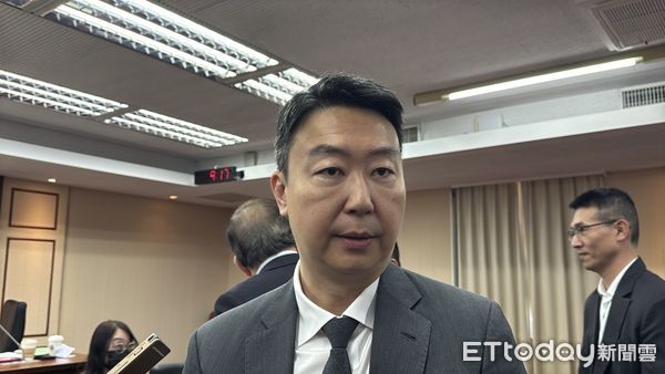 ▲▼交通部長陳世凱今於立法院受訪表示，會朝在駕駛艙加裝攝影機執行。（圖／記者周湘芸攝）