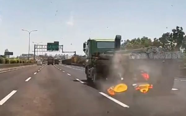 ▲國道1號南向318.58公里永康段，15日下午1時25分許，發生外側車道1部聯結車，疑似左後輪爆胎以致胎皮噴飛，幸未造成事故。（圖／翻攝自社會事新聞影音）