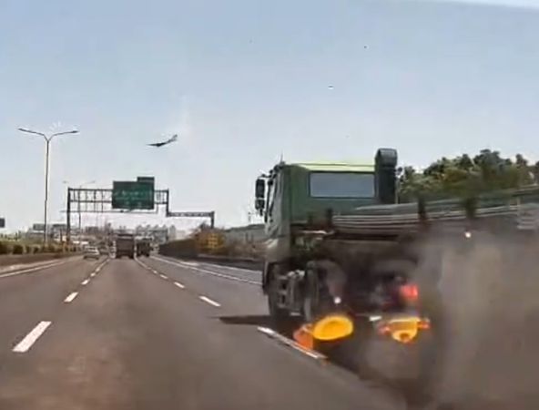 ▲國道1號南向318.58公里永康段，15日下午1時25分許，發生外側車道1部聯結車，疑似左後輪爆胎以致胎皮噴飛，幸未造成事故。（圖／翻攝自社會事新聞影音）