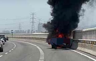 快訊/國3快官段火燒車!駕駛急停跳車逃命 小貨車燒成廢鐵
