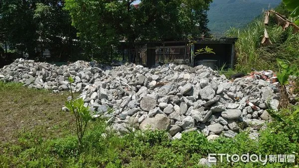 ▲▼花蓮近年查獲非法棄置以裝潢修繕拆除後之事業廢棄物居多，造成土地遭破壞影響生態環境。（圖／花蓮縣政府提供，下同）