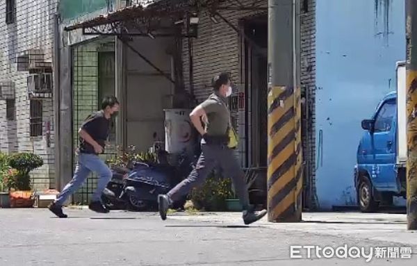 ▲台南市少年警察隊聲請搜索票，14日兵分多路前往仁德區、東區等地同步查緝破獲菸彈製毒場，起獲依托咪酯原液334.91公克、菸彈成品10顆等物，緝獲毒犯10人依毒品罪嫌送辦。（圖／記者林東良翻攝，下同）