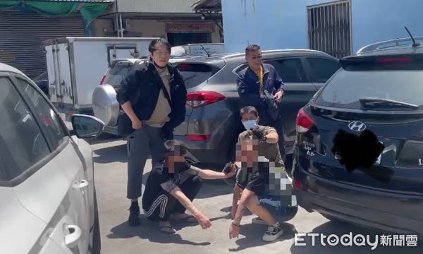 ▲台南市少年警察隊聲請搜索票，14日兵分多路前往仁德區、東區等地同步查緝破獲菸彈製毒場，起獲依托咪酯原液334.91公克、菸彈成品10顆等物，緝獲毒犯10人依毒品罪嫌送辦。（圖／記者林東良翻攝，下同）