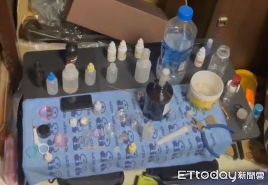 ▲台南市少年警察隊聲請搜索票，14日兵分多路前往仁德區、東區等地同步查緝破獲菸彈製毒場，起獲依托咪酯原液334.91公克、菸彈成品10顆等物，緝獲毒犯10人依毒品罪嫌送辦。（圖／記者林東良翻攝，下同）