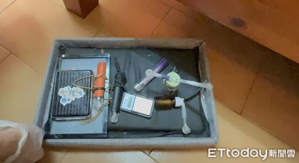 ▲台南市少年警察隊聲請搜索票，14日兵分多路前往仁德區、東區等地同步查緝破獲菸彈製毒場，起獲依托咪酯原液334.91公克、菸彈成品10顆等物，緝獲毒犯10人依毒品罪嫌送辦。（圖／記者林東良翻攝，下同）