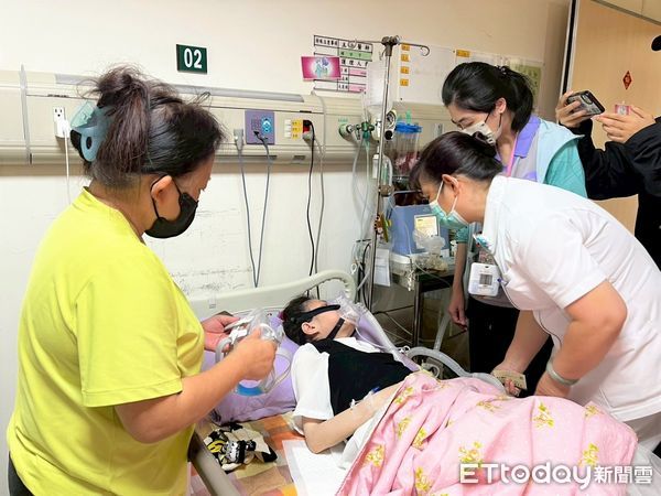 ▲醫療團隊告知張小姐即將返家。（圖／台中榮總埔里分院提供）