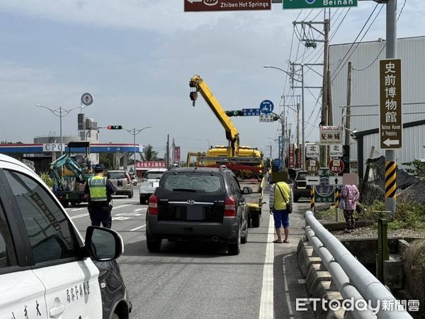 ▲車輛引擎冒白煙，員警緊急伸出援手。（圖／記者楊漢聲翻攝）