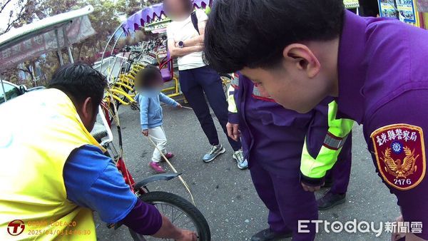 ▲台東池上分駐所員警以溫暖化解國際糾紛。（圖／記者楊漢聲翻攝）