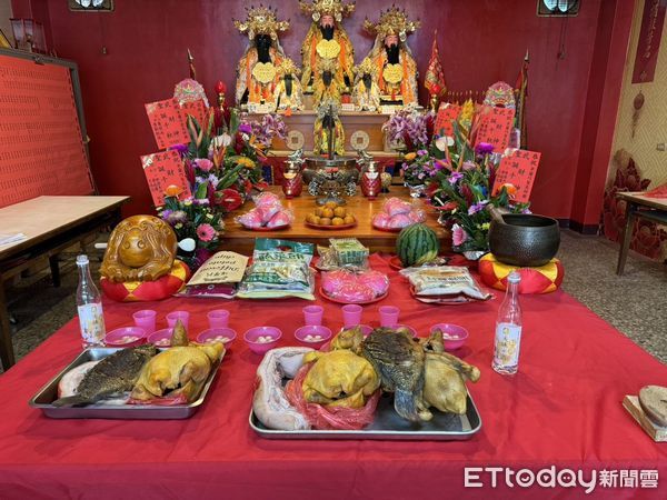 ▲苗栗縣卓蘭鎮供稱財神爺的先師廟神像金牌遭竊，警方根據影像鎖定2名慣竊涉案。（圖／記者楊永盛翻攝）