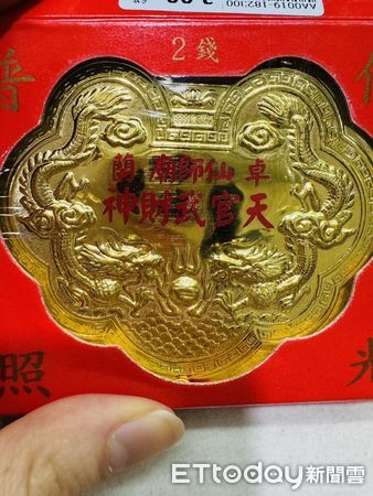 ▲苗栗縣卓蘭鎮供稱財神爺的先師廟神像金牌遭竊，警方根據影像鎖定2名慣竊涉案。（圖／記者楊永盛翻攝）