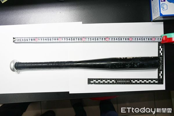 ▲警方查獲涉案李姓男子持鋁棒毆打廖女，做案時用球棒等證物。（資料照／記者沈繼昌翻攝）