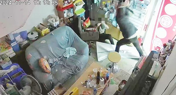 ▲桃園市王姓男子懷疑離異廖姓妻子結交男友，去年9至11月間三度買兇企圖致廖女於死，廖女幸運逃過劫難，中壢警方循線查獲涉案王男與1名少年共6人到案，圖為涉案李男持球棒往廖女頭部猛打畫面。（圖／家屬提供）