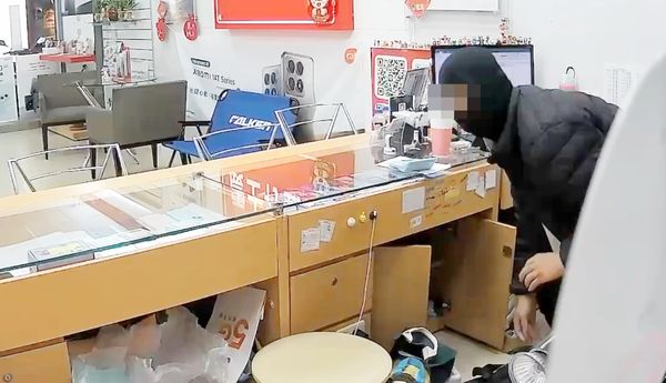 ▲中壢警方循線查獲涉案李姓男子毆打廖女昏倒後，在通訊行內搜刮現金與手機等畫面。（圖／家屬提供）