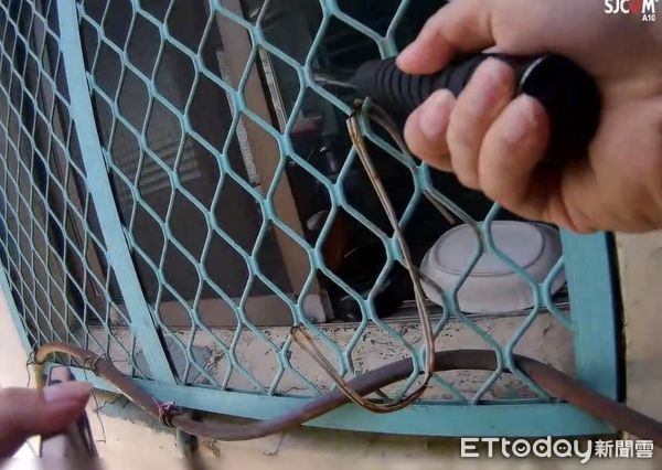 ▲▼煮湯忘關火乾燒狂竄濃煙！88歲翁2樓昏睡險出事　員警狂敲窗救命。（圖／記者賴文萱翻攝）