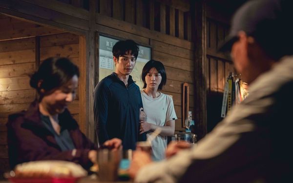 ▲《山忌 黃衣小飛俠》劉以豪、袁澧林首度同台淪「落難情侶」，片場玩出默契小儀式。（圖／威視電影提供）