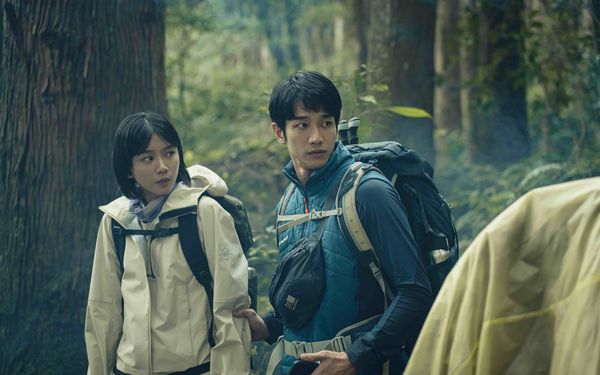 ▲《山忌 黃衣小飛俠》劉以豪、袁澧林首度同台淪「落難情侶」，片場玩出默契小儀式。（圖／威視電影提供）